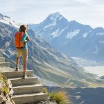 Turistka na stezce obdivuje Mount Cook, Nový Zéland